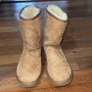 Ugg mid-boot in camel color, lined in lambskin/ brushed leather / distressed.